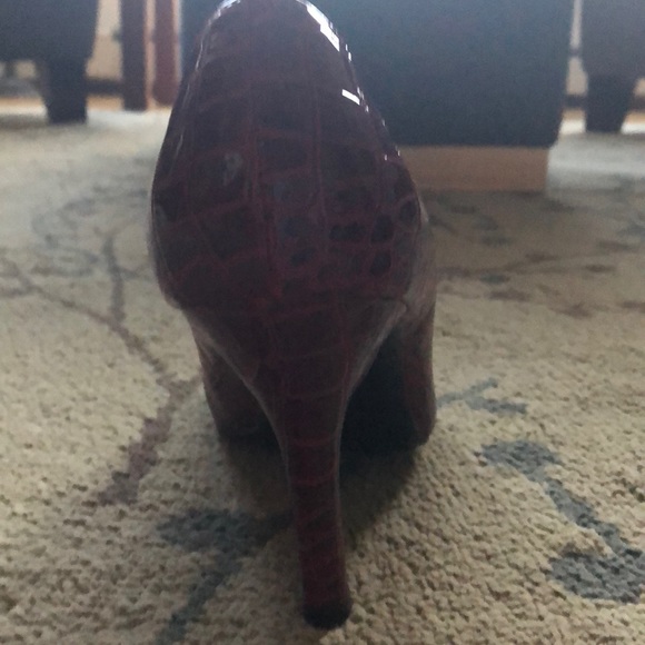 Like New Liz Claiborne flex size 9 red heels - Picture 3 of 4